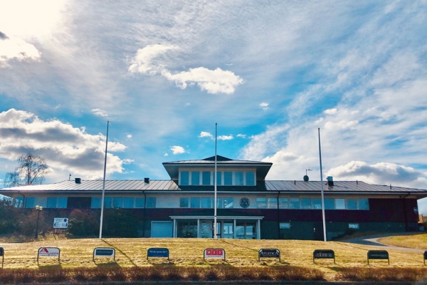 ÖSTRA LEVER UPP IGEN